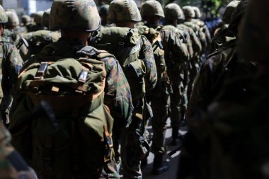 Salvador, Bahia, Brezilya - 07 Eylül 2023: Brezilya 'nın Bahia kentindeki askeri geçitte ordu askerleri yürüyüş yaparken görüldü.