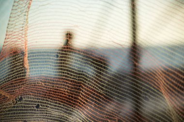 Siluet ve yaya figürleri öğleden sonra bir plajın kenarında yürüyorlar. Soyut fotoğrafçılık kavramı.