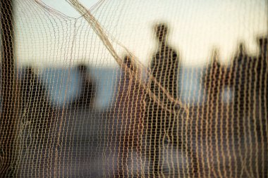 Siluet ve yaya figürleri öğleden sonra bir plajın kenarında yürüyorlar. Soyut fotoğrafçılık kavramı.