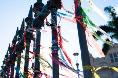 Salvador, Bahia, Brezilya - 2 Eylül 2023: Bahia 'nın tarihi merkezi olan Pelourinho' daki Largo Terreiro de Jesus çeşmesinin korkuluğuna bağlı Bonfim hatıra kurdeleleri.