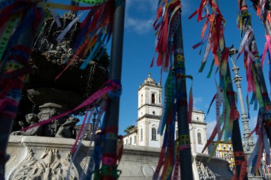 Salvador, Bahia, Brasil - 02 de setembro de 2023: Salvador, Bahia şehrinin tarihi merkezi Pelourinho 'daki Sao Pedro dos Clerigos Kilisesi' nin demir çitlerin ardından.