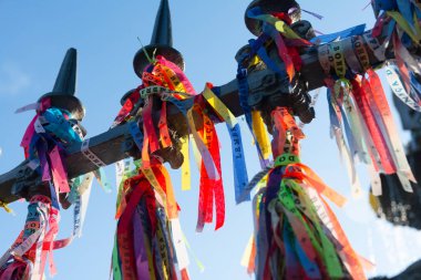 Salvador, Bahia, Brezilya - 2 Eylül 2023: Salvador, Bahia şehrinin tarihi merkezi olan Pelourinho 'daki Largo Terreiro de Jesus' da demir parmaklıklara bağlı hatıra kurdelelerinin yakın çekimi.