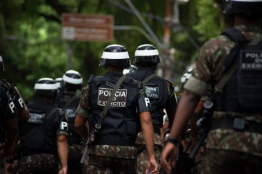 Salvador, Bahia, Brezilya - 07 Eylül 2023: Brezilya 'nın Bahia kentinde düzenlenen bağımsızlık yürüyüşü sırasında ordu askeri polis askerleri görüldü. 