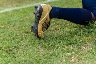 Camacari, Bahia, Brezilya - 30 Eylül 2023: Bahia, Camacari 'deki Armando Oliveira Stadyumu' nda sarı bir Umbro futbol ayakkabısı..