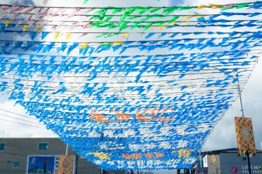 Valenca, Bahia, Brezilya - 25 Haziran 2022: Valenca, Bahia 'daki Sao Joao festivali için renkli bayraklar.