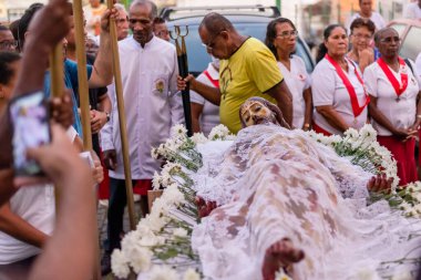 Valenca, Bahia, Brezilya - 07 Nisan 2023: Valenca, Bahia 'da İsa' nın tutkusunun geçit töreninde ölen adamın görüntüsü görülüyor.