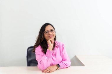 Ofisinde oturan ve düşünen pembe elbiseli bir psikopagog. Okul performansına yardımcı oluyor. Akıl sağlığına dikkat et..