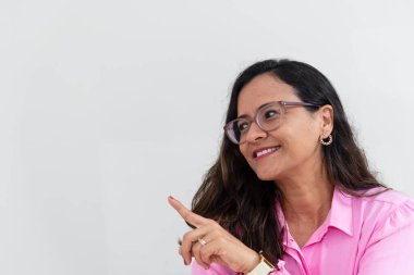 Ofisinde pembe kıyafetler giyen bir psikopat portresi oturuyor ve eliyle bir işaret yapıyor. Okul performansına yardımcı oluyor. Akıl sağlığına dikkat et..