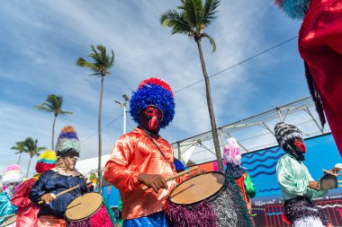 Salvador, Bahia, Brezilya - 11 Şubat 2023: Zambiapunga kültür grubu üyeleri, Salvador, Bahia 'daki karnaval öncesi Fuzue' de kostüm içinde geçit töreni yapıyorlar.