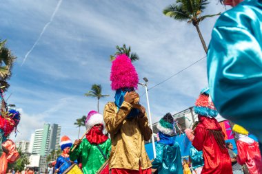 Salvador, Bahia, Brezilya - 11 Şubat 2023: Zambiapunga kültür grubu üyeleri, Salvador, Bahia 'daki karnaval öncesi Fuzue' de kostüm içinde geçit töreni yapıyorlar.