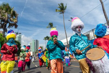 Salvador, Bahia, Brezilya - 11 Şubat 2023: Zambiapunga kültür grubu üyeleri, Salvador, Bahia 'daki karnaval öncesi Fuzue' de kostüm içinde geçit töreni yapıyorlar.