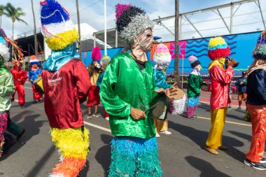 Salvador, Bahia, Brezilya - 11 Şubat 2023: Fuzue, Bahia kentindeki karnaval öncesi Fuzue sırasında kültür grubu Zambiapunga geçit törenleri.