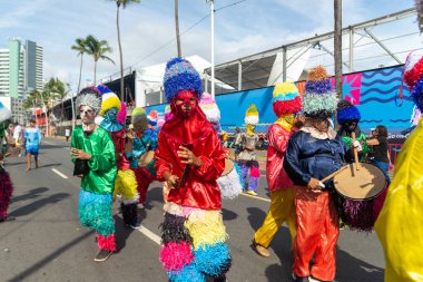 Salvador, Bahia, Brezilya - 11 Şubat 2023: Fuzue, Bahia kentindeki karnaval öncesi Fuzue sırasında kültür grubu Zambiapunga geçit törenleri.