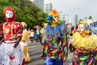 Salvador, Bahia, Brezilya - 11 Şubat 2023: Maragojipe 'den maskeli kültür grubu üyeleri, Salvador, Bahia' daki karnaval öncesi Fuzue 'de geçit töreni yapıyorlar..