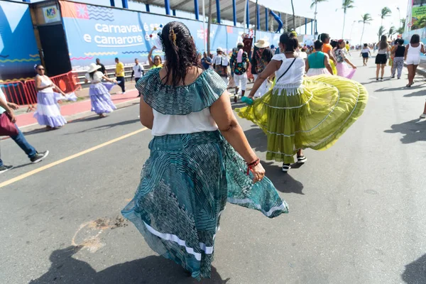 Salvador, Bahia, Brezilya - 11 Şubat 2023: Bahia 'nın Salvador kentindeki Fuzue öncesi karnaval sırasında dans eden kadın kültürü grubu görülüyor.