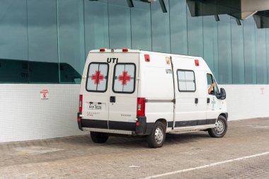Salvador, Bahia, Brezilya - 08 Ekim 2023: Salvador, Bahia 'daki liman terminaline park etmiş beyaz bir yoğun bakım ambulansı.