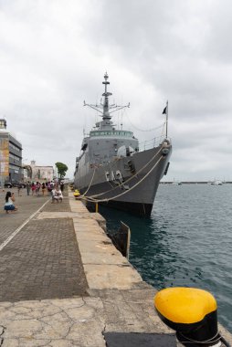 Salvador, Bahia, Brezilya - 08 Ekim 2023: Brezilya Donanma gemisi Fragata Constituicao F42 'nin ön görüntüsü, Salvador, Bahia' daki deniz limanında ziyaret için demirli..