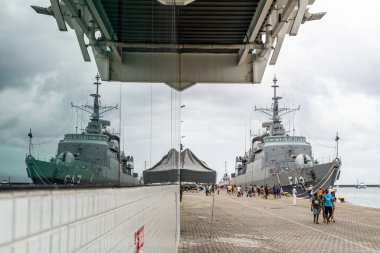 Salvador, Bahia, Brezilya - 08 Ekim 2023: Brezilya Donanma gemisi Fragata Constituicao F42 'yi ziyaret eden insanlar ve turistler, Salvador, Bahia limanına demirlediler..