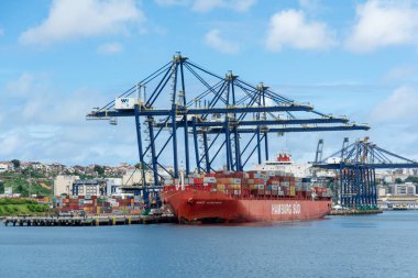 Salvador, Bahia, Brezilya - 12 Mart 2023: Salvador, Bahia 'daki deniz kıyısındaki malların görüntüsü.