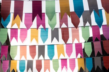 İple sallanan farklı renklerde bayrak süsleri. Dekoratif plastik.