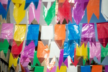 İpe asılı farklı renkte bayraklar. Saint John 'un dekorasyonu. Haziran kutlaması. Mavi gökyüzüne karşı