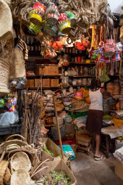 Salvador, Bahia, Brezilya - 28 Mart 2015: Salvador, Bahia kentindeki Sao Joaquim fuarında satış yapan dükkanlarla sokak manzarası.