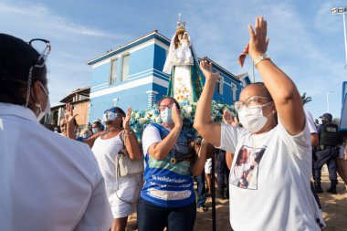 Salvador, Bahia, Brezilya - 31 Aralık 2021: Vefalı, 2021 'in son gününde üzerinde İsa' nın resmi bulunan darağacını taşır. Bahia, Salvador şehri..