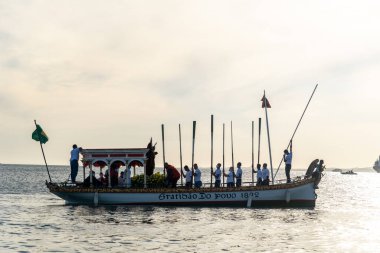 Salvador, Bahia, Brezilya - 31 Aralık 2021: Galiota teknesi, Salvador, Bahia 'da denizcilerin efendisi İsa' nın heykeliyle sahili terk ederken görüldü..