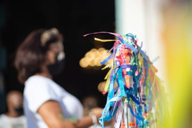 Salvador, Bahia, Brezilya - 07 Ocak 2022: Renkli hatıra kurdeleleriyle kaplı Sinyor do Bonfim kilisesinin demir kapılarının manzarası. Bahia, Salvador şehri..
