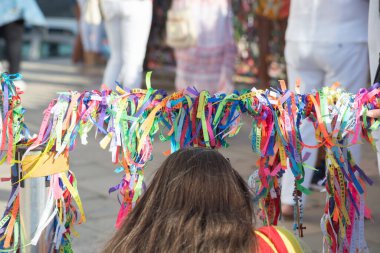 Salvador, Bahia, Brezilya - 7 Ocak 2022: Katolikler, Salvaldor, Bahia 'daki açık bir ayin sırasında Senhor do Bonfim kilisesinin korkuluklarına kurdele bağlarken görüldü..