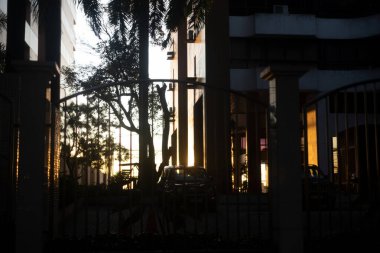 Salvador, Bahia, Brezilya - 23 Nisan 2022: Salvador, Bahia 'daki bir sokakta öğleden sonra binalar, ağaçlar ve elektrik direklerinin görüntüsü.