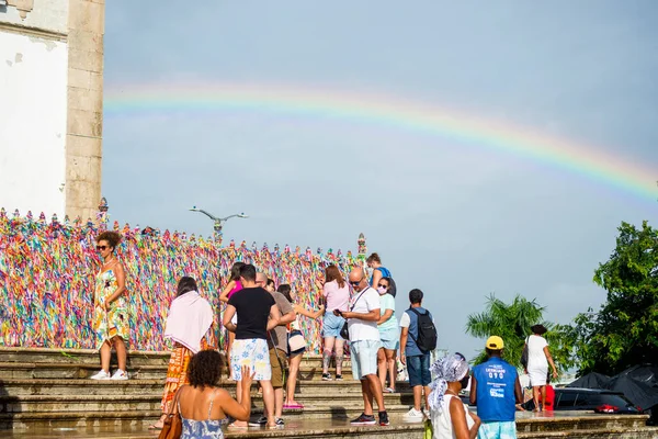 Salvador, Bahia, Brezilya - 07 Ocak 2022: Katolikler, 2022 yılının ilk Cuma ayini sırasında Senhor do Bonfim kilisesi yakınlarında görüldüler. Bahia, Salvaldor şehri..