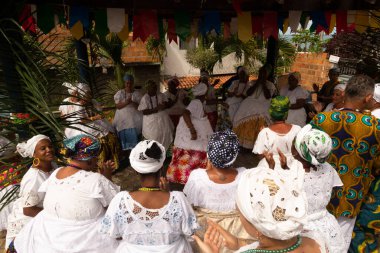 Saubara, Bahia, Brezilya - 12 Haziran 2022: Candomble üyeleri Bom Jesus dos Pobres, Saubara, Bahia 'da dini bir festivalde dans ederken görüldü.