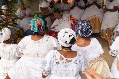 Saubara, Bahia, Brezilya - 12 Haziran 2022: Candomble üyeleri Saubara, Bahia 'daki Bom Jesus dos Pobres ilçesinde Santo Antonio için düzenlenen festivallerde dansa katıldılar..