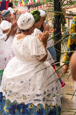 Saubara, Bahia, Brezilya - 12 Haziran 2022: Candomble üyeleri Saubara, Bahia 'daki Bom Jesus dos Pobres ilçesinde Santo Antonio için düzenlenen festivallerde dansa katıldılar..