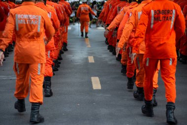 Salvador, Bahia, Brezilya - 07 Eylül 2023: Brezilya 'nın Bahia kentindeki Bağımsızlık Günü geçit töreninde itfaiye teşkilatından askerler görülüyor.