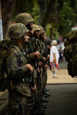 Salvador, Bahia, Brezilya - 07 Eylül 2023: Brezilya 'nın Bahia kentindeki Salvador kentinde düzenlenen Bağımsızlık Günü anısına ordu askerleri oluşum halinde duruyorlar.