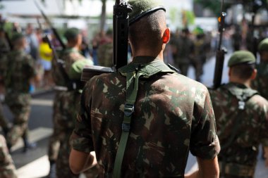 Salvador, Bahia, Brezilya - 07 Eylül 2023: Brezilya 'nın Bahia kentinde düzenlenen Bağımsızlık Günü anısına ordu askerleri geçit töreni yaparken görüldü.
