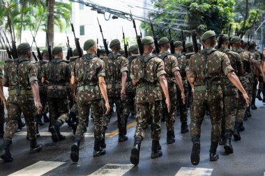 Salvador, Bahia, Brezilya - 07 Eylül 2023: Brezilya 'nın Bahia kentinde düzenlenen Bağımsızlık Günü anısına ordu askerleri geçit töreni yaparken görüldü.
