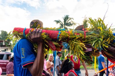 Valenca, Bahia, Brezilya - 28 Haziran 2022: İnsanlar Valenca, Bahia 'da Aziz Peter' a saygılarını sunmak için sırığı taşırken görülüyor.