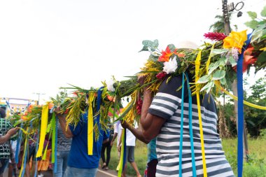Valenca, Bahia, Brezilya - 28 Haziran 2022: İnsanlar Valenca, Bahia 'da Aziz Peter' a saygılarını sunmak için sırığı taşırken görülüyor.
