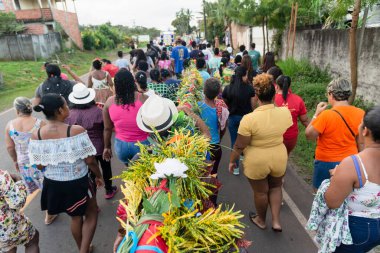 Valenca, Bahia, Brezilya - 28 Haziran 2022: İnsanlar Valenca, Bahia 'da Aziz Peter' a saygılarını sunmak için sırığı taşırken görülüyor.