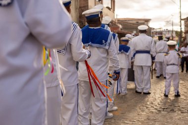 Saubara, Bahia, Brezilya - 06 Ağustos 2022: Bir Cheganca grubunun üyeleri Bahia 'daki Saubara şehrinin sokaklarında yürüyüş yaparken görüldü.