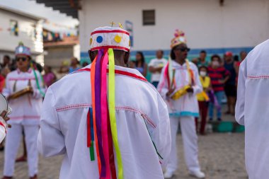 Saubara, Bahia, Brezilya - 06 Ağustos 2022: Marujada de Curaca grubu, Bahia 'daki Saubara kentinde düzenlenen Chegancas toplantı geçidi sırasında görüldü..