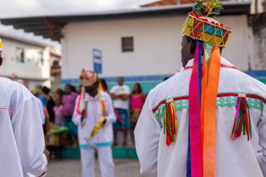 Saubara, Bahia, Brezilya - 06 Ağustos 2022: Marujada de Curaca grubu, Bahia 'daki Saubara kentinde düzenlenen Chegancas toplantı geçidi sırasında görüldü..
