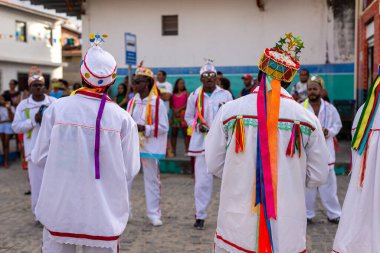 Saubara, Bahia, Brezilya - 06 Ağustos 2022: Marujada de Curaca grubu, Bahia 'daki Saubara kentinde düzenlenen Chegancas toplantı geçidi sırasında görüldü..