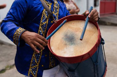 Saubara, Bahia, Brezilya - 06 Ağustos 2022: Mavili Marujada üyeleri, Bahia, Saubara 'daki Chegancas toplantısında perküsyon enstrümanları çalıyorlar..