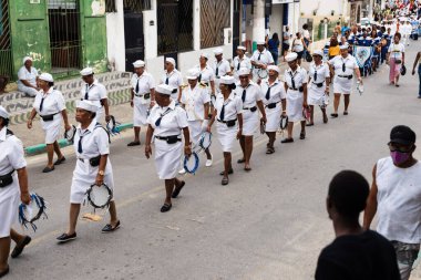 Saubara, Bahia, Brezilya - 06 Ağustos 2022: Denizci gibi giyinmiş bir Marujada 'lı kadınlar, Bahia' daki Saubara şehrinin sokaklarında yürüyüş yaparken görüldü..