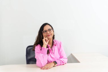 Ofisinde oturan ve düşünen pembe elbiseli bir psikopagog. Okul performansına yardımcı oluyor. Akıl sağlığına dikkat et..