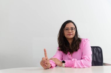 Ofisinde pembe kıyafetler giyen bir psikopat portresi oturuyor ve eliyle bir işaret yapıyor. Okul performansına yardımcı oluyor. Akıl sağlığına dikkat et..